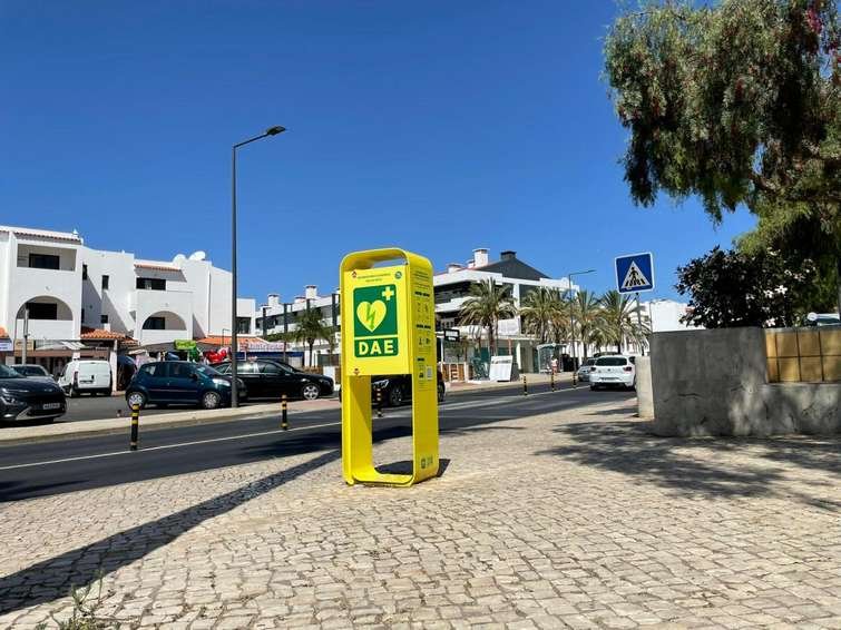 Öffentlicher Defibrillator-Schrank (AED) auf einem Gehweg mit eingebauter 4G-Sprechanlage UP200 VoLTE M2 an der Notrufstelle